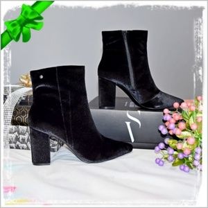 NIB Simply Vera Black Velvet Bootie